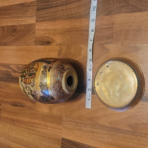 Satsuma Geisha Large Porcelain Egg with Golden Brass Platform Base - Picture 15 of 16